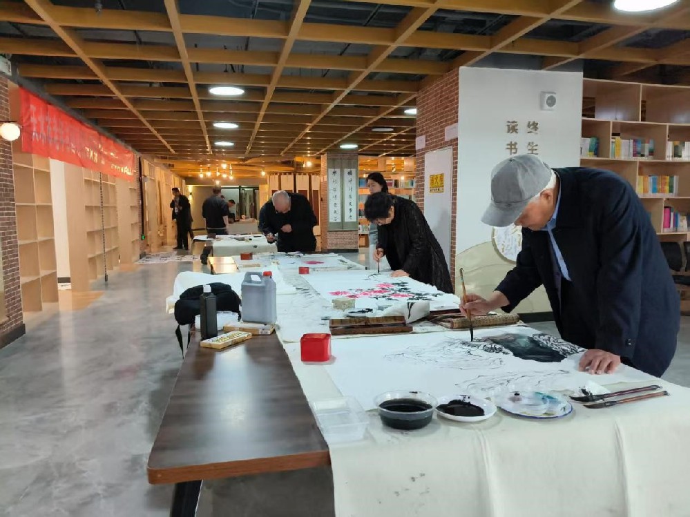 天水市老年書畫研究會來公司開展“五一”勞動節(jié) 送書畫進企業(yè)活動